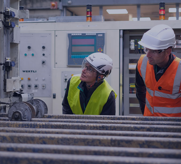 Deux collaborateurs Apave en train de rÃ©aliser le contrÃ´le visuel d'une machine industrielle