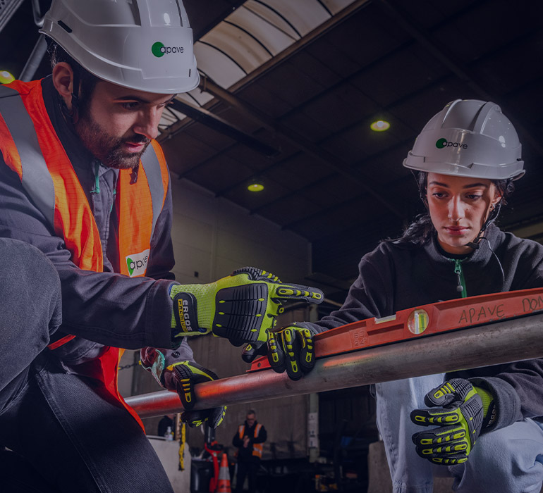 Un formateur Apave donne des explications Ã  sa stagiaire Ã  propos des travaux en hauteur