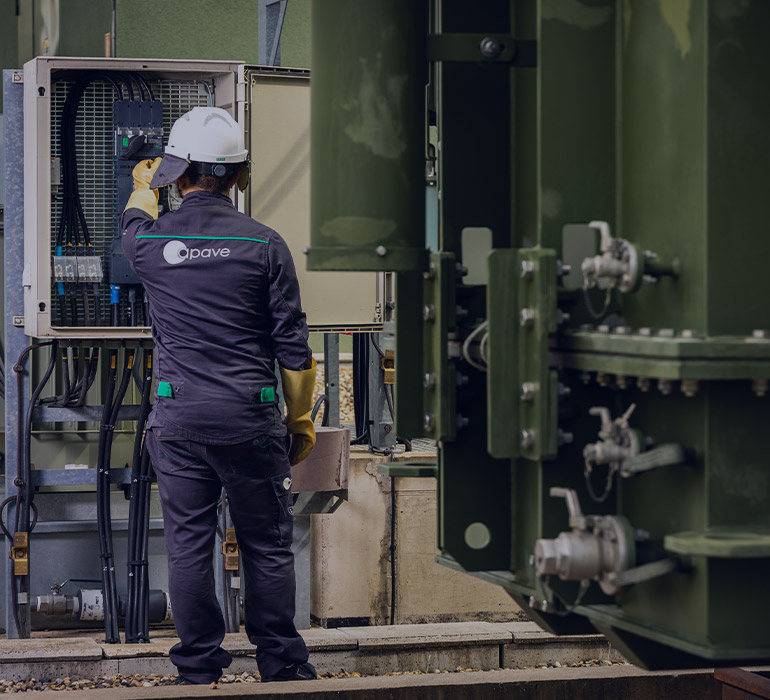 Un collaborateur Apave contrÃ´le la conformitÃ© d'un tableau Ã©lectrique