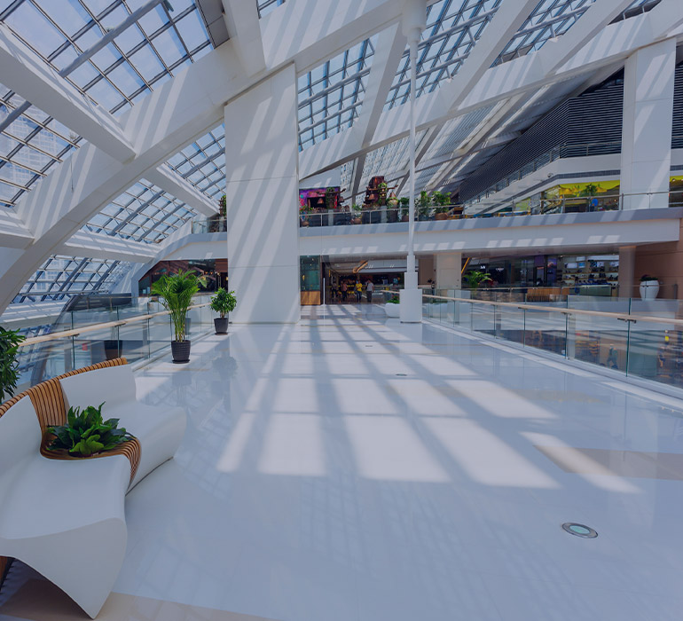 IntÃ©rieur d'un centre commercial Ã  deux Ã©tages