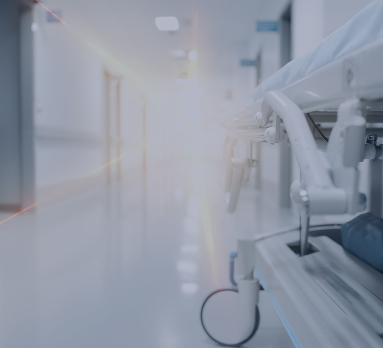 Couloir d'un hÃ´pital avec un lit mÃ©dicalisÃ©