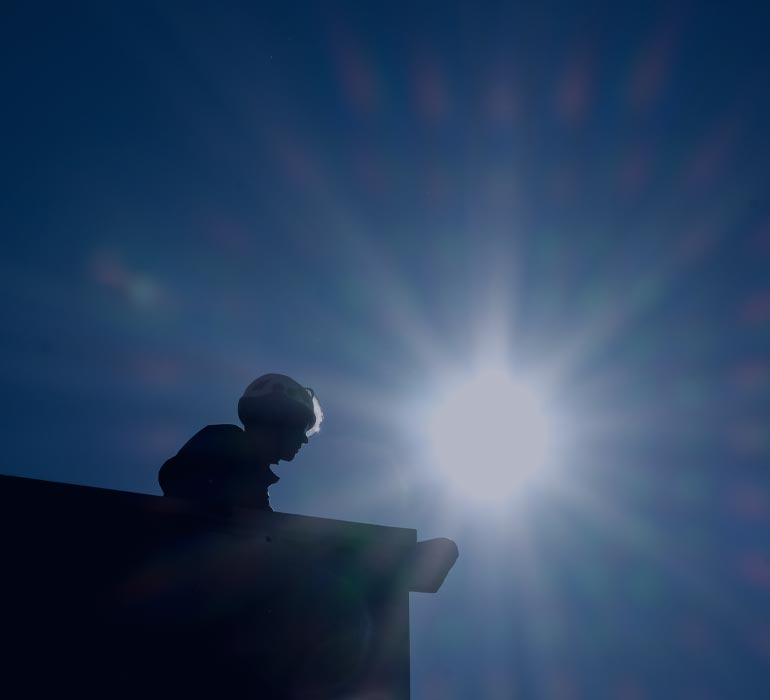 Homme casquÃ© sur un chantier